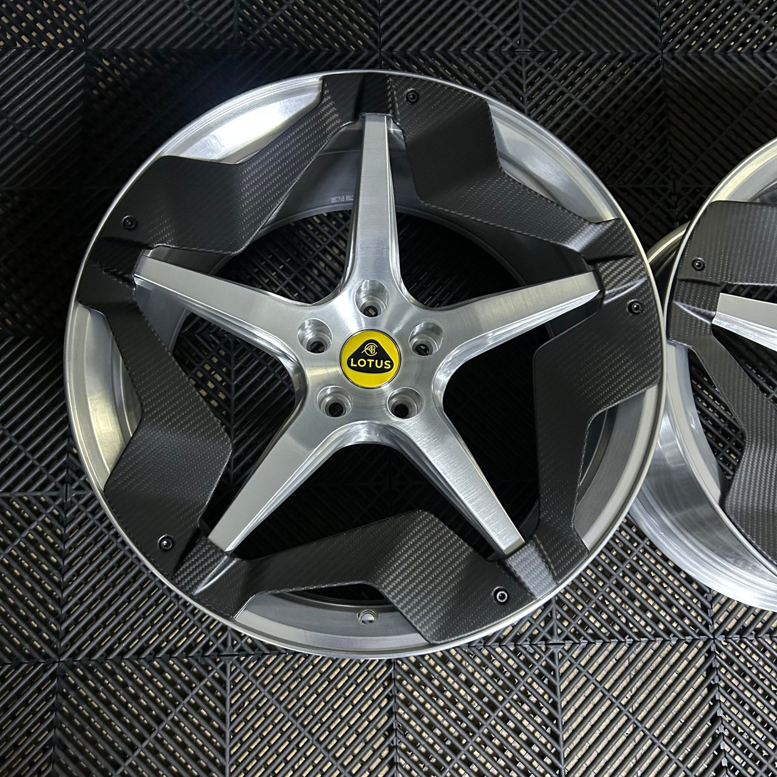 TH WHEELS Carbon Fiber Racing Wheels with Dry Carbon Aero Disc Cover for Lotus 18-22 Inch 8 Lightweight Racing Forged Wheels