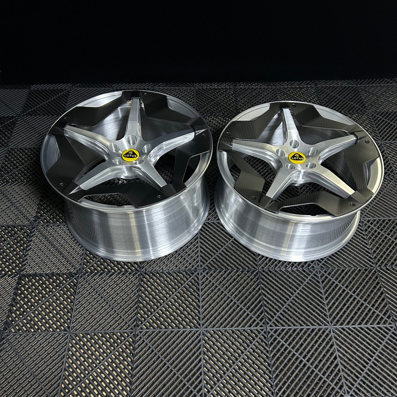 TH WHEELS Carbon Fiber Racing Wheels with Dry Carbon Aero Disc Cover for Lotus 18-22 Inch 6 微信图片 20260714145548 scaled TH WHEELS Carbon Fiber Racing Wheels with Dry Carbon Aero Disc Cover for Lotus 18-22 Inch